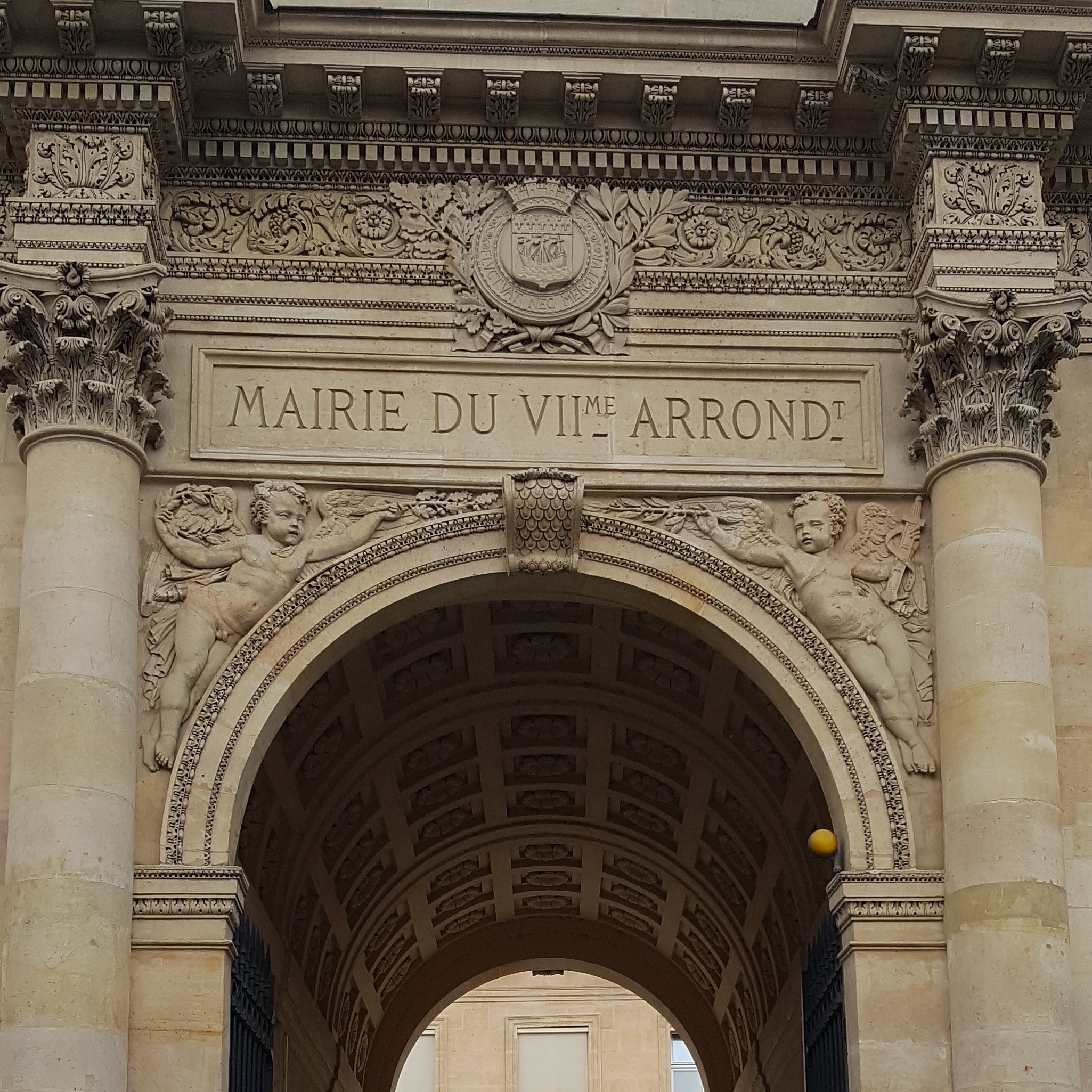 Entrée de la Mairie. 7ème. arrondissement - Paris.